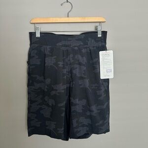 RARE NWT ‼️ Lululemon T.H.E. Short 9"
Heathered Texture Lotus Camo / Grey Black